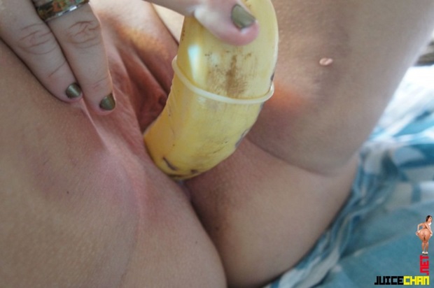 Safada Socando a Banana Na Buceta