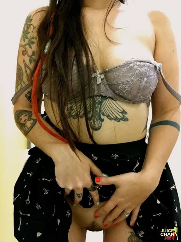 Morena Tatuada Novinha Mostrando a Buceta