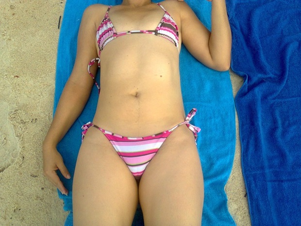 Namorada Novinha Exibindo a Buceta Cabeluda Na Praia