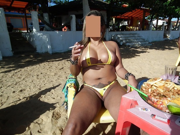 Amadora Safada Com Micro Bikini Na Praia